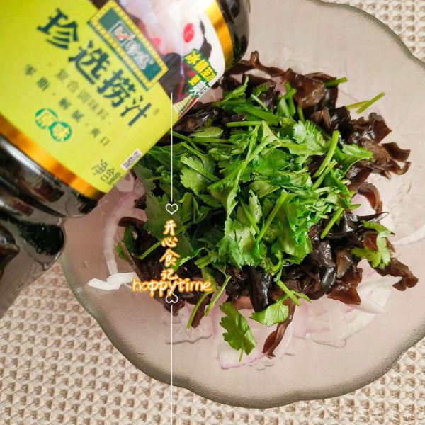 捞汁洋葱拌木耳