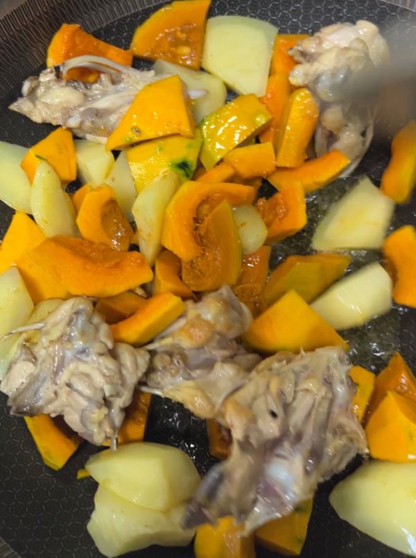 南瓜土豆炖鸡叉骨