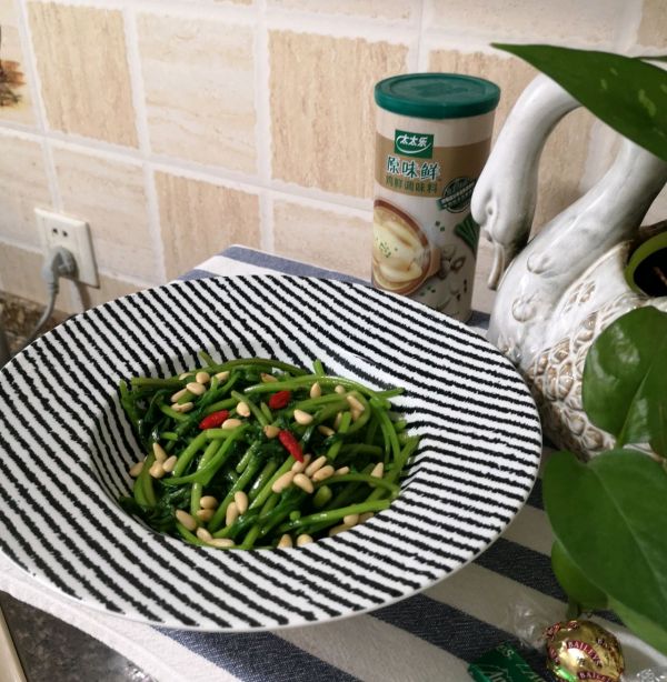 松仁枸杞拌茼蒿