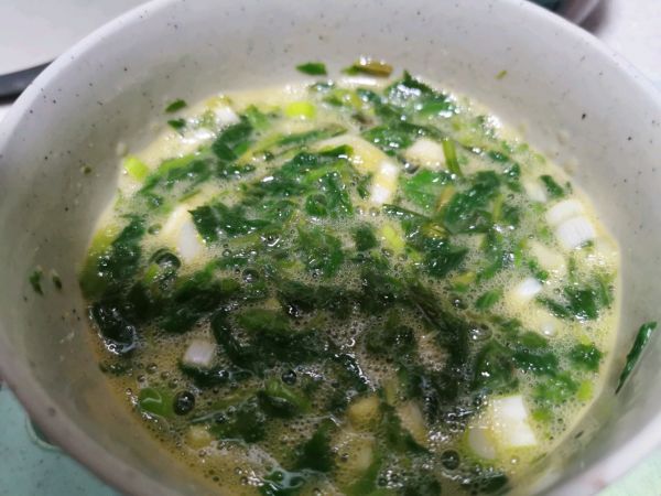 芹菜叶子鸡蛋饼