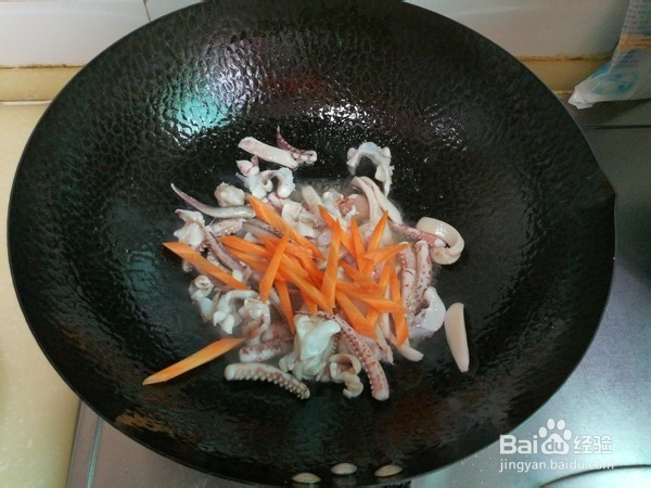 韭菜苔炒鱿鱼头的做法