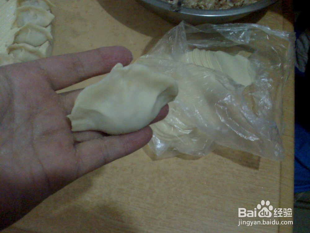 怎样包年三十猪肉酸菜馅饺子--包饺子