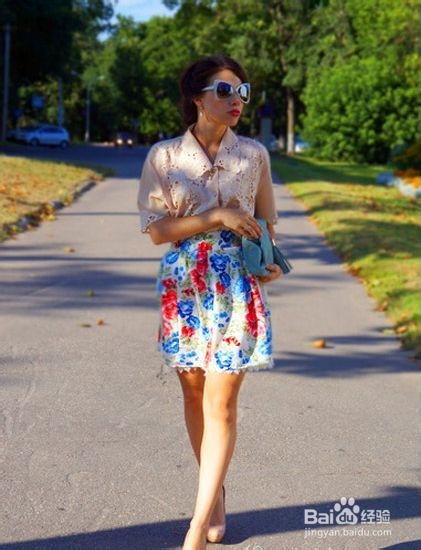 10款印花半身裙美搭,绽放光彩吸眼球