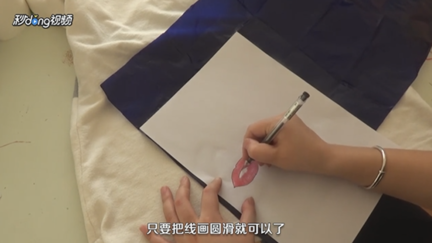 在白衬衫上如何绣唇印
