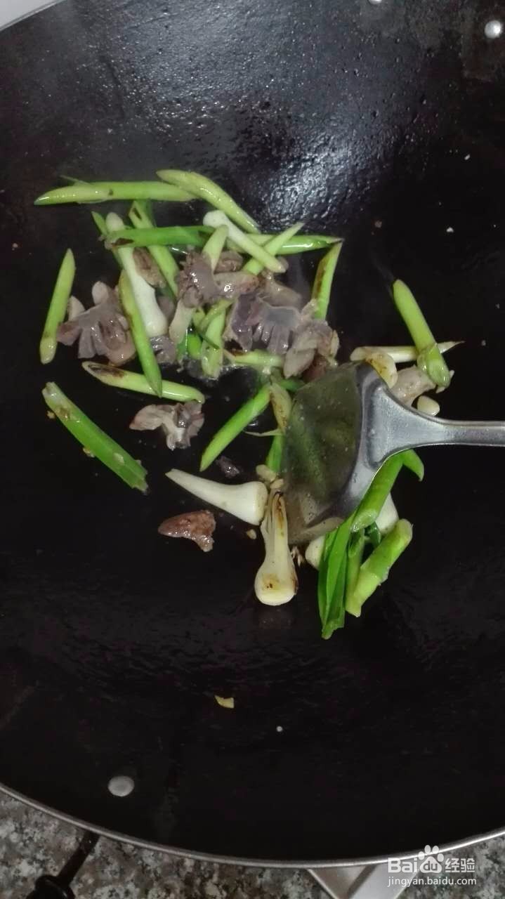 客家菜鸡肉炒荷兰豆做饭