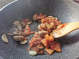 辣白菜牛肉炒年糕的做法