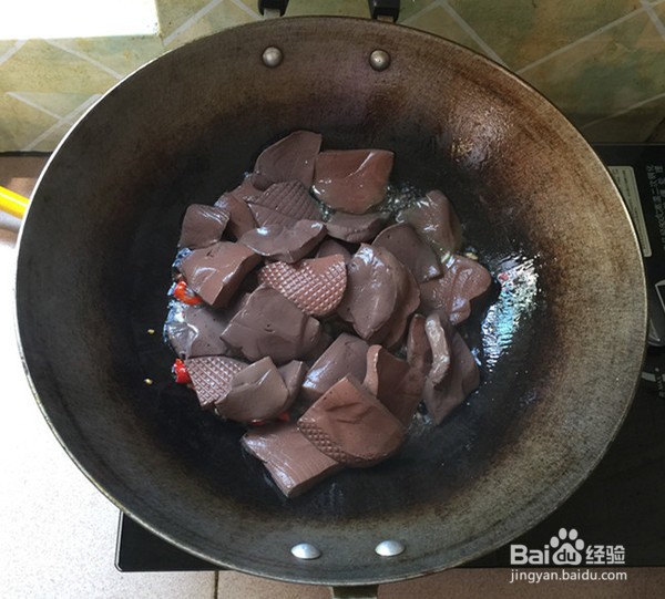 韭菜炒鸭血的做法