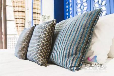 酒店客房床尾为什么要放一块布?很多人都不清楚…