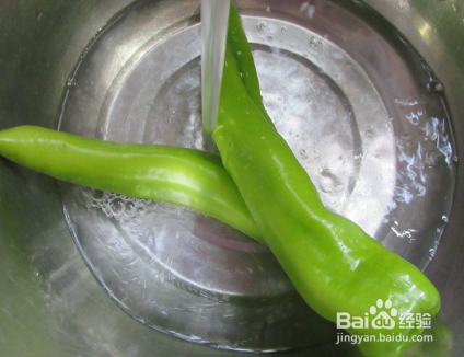 如何制作美味可口的青椒炒白木耳