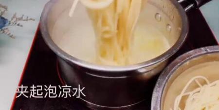 炒意面家常做法，两分钟就能学会，比餐厅的还好吃