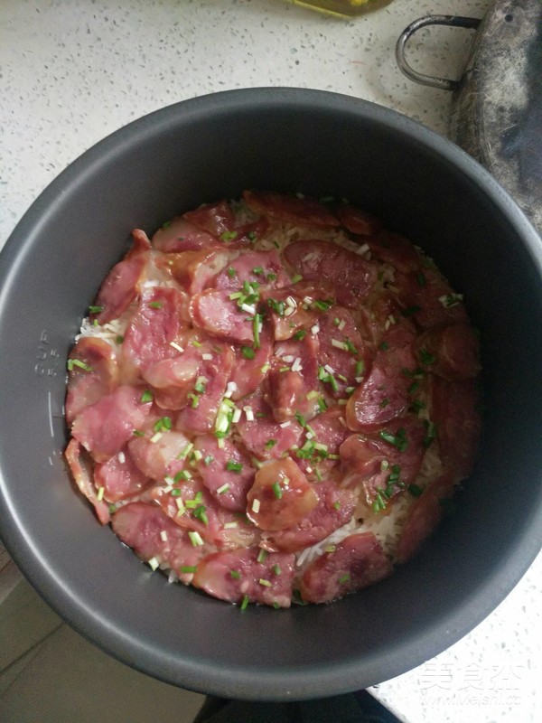 腊味煲仔饭配炒三丝