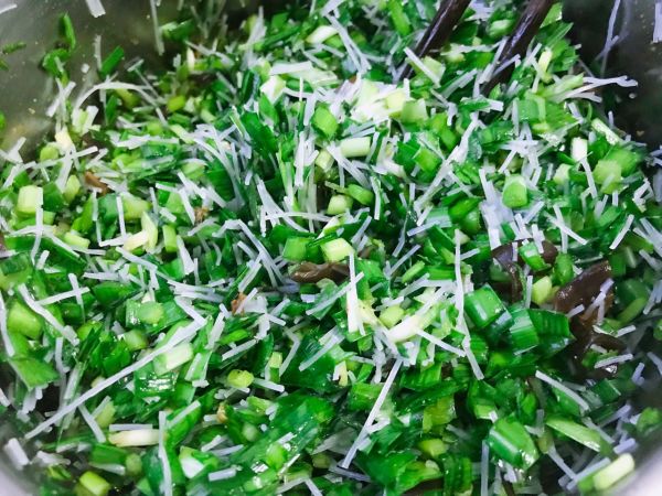 韭菜盒子皮薄馅多