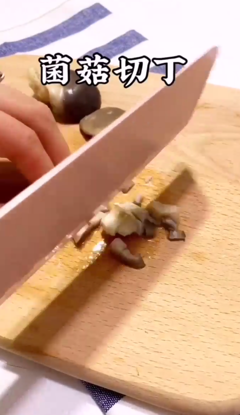 如何做鲜虾菌菇面