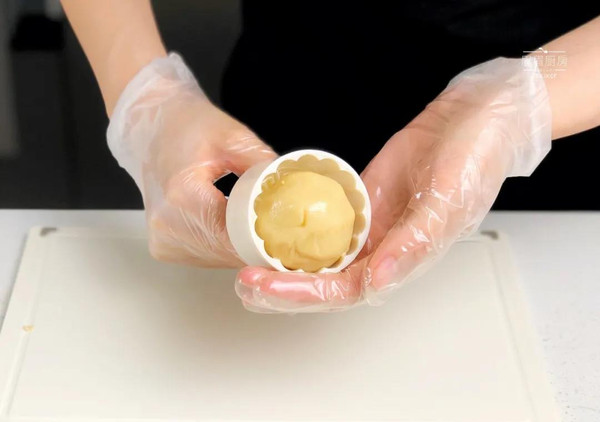 金沙咸蛋黄肉松月饼