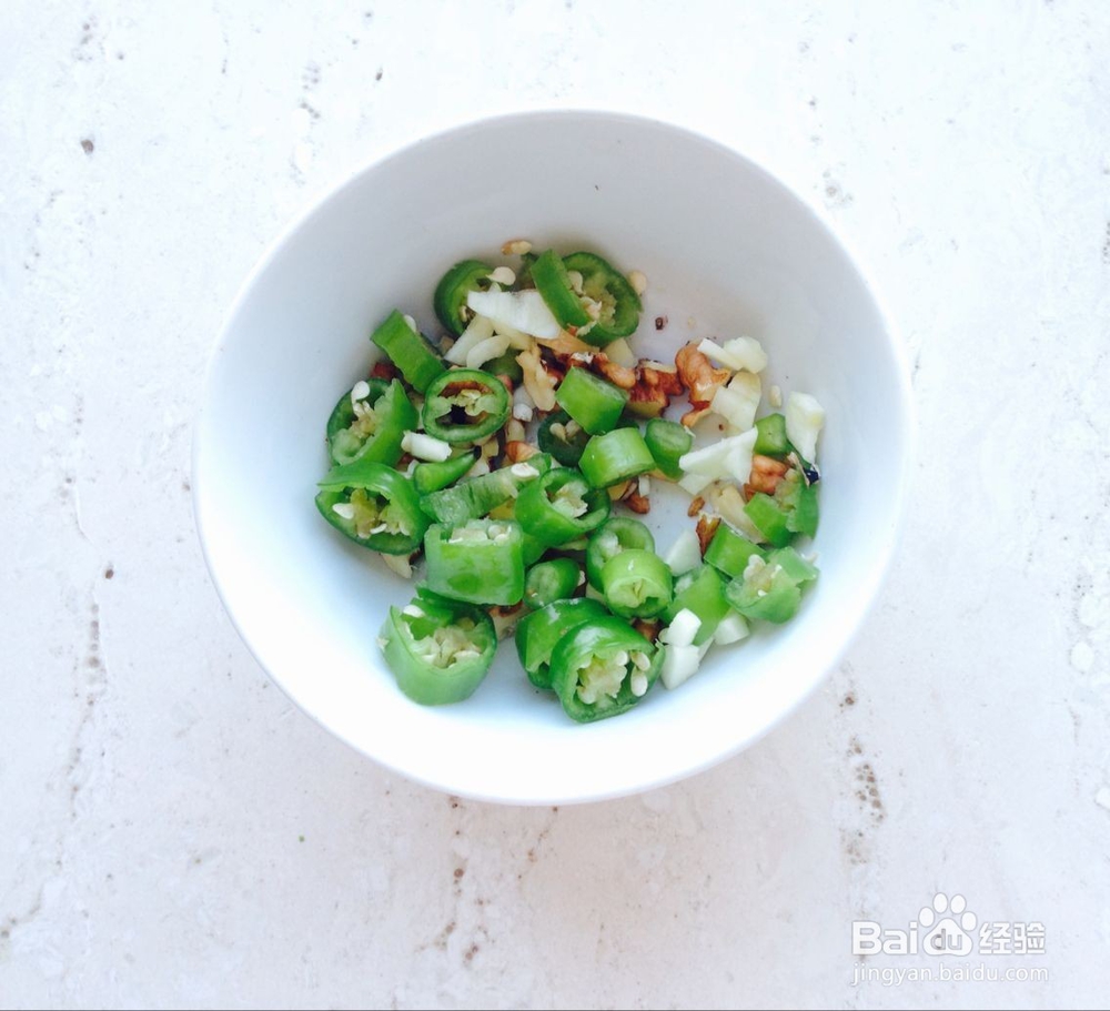 怎样做凉拌杭椒土豆粉呢？
