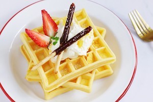 奶油水果华夫饼