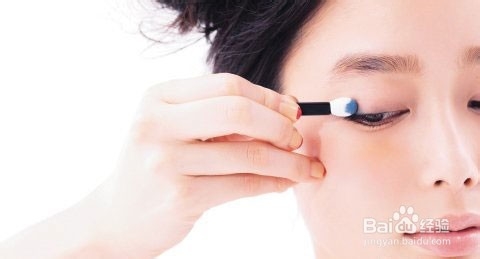 眼影清新换季 效仿T台流行蓝眼妆