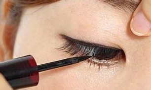 眼线技巧中的重要步骤