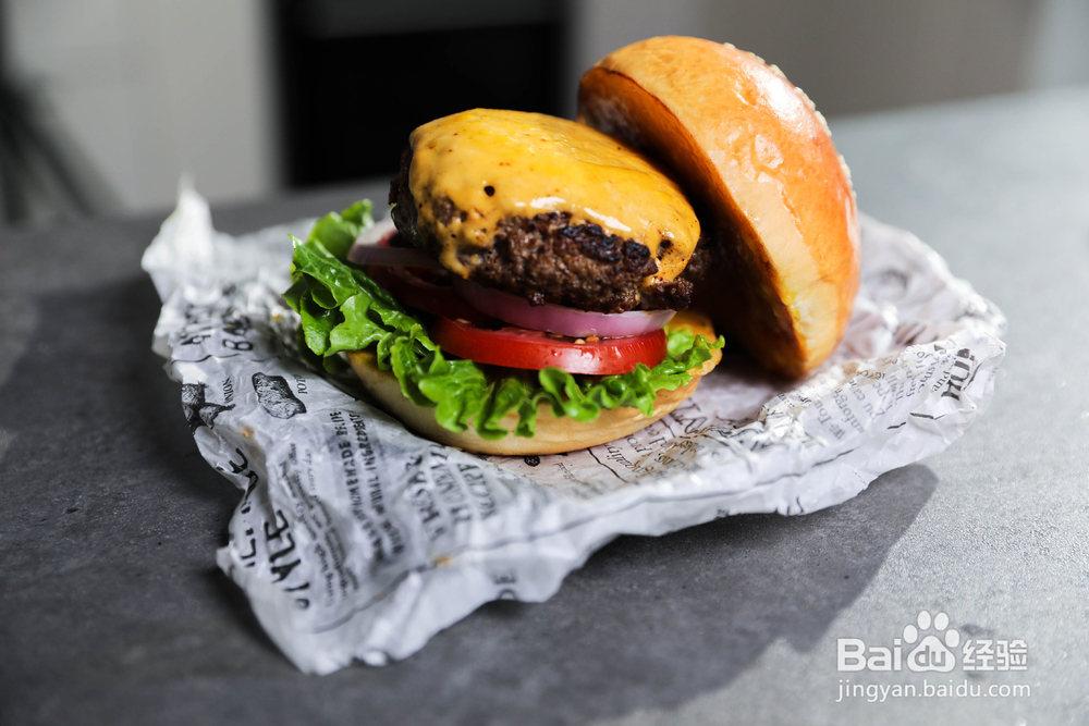 香气满满的芝士牛肉汉堡