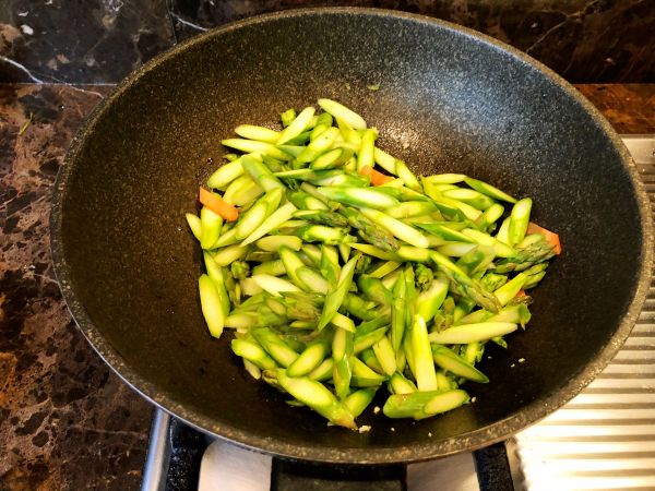 低脂鲜美的素炒芦笋