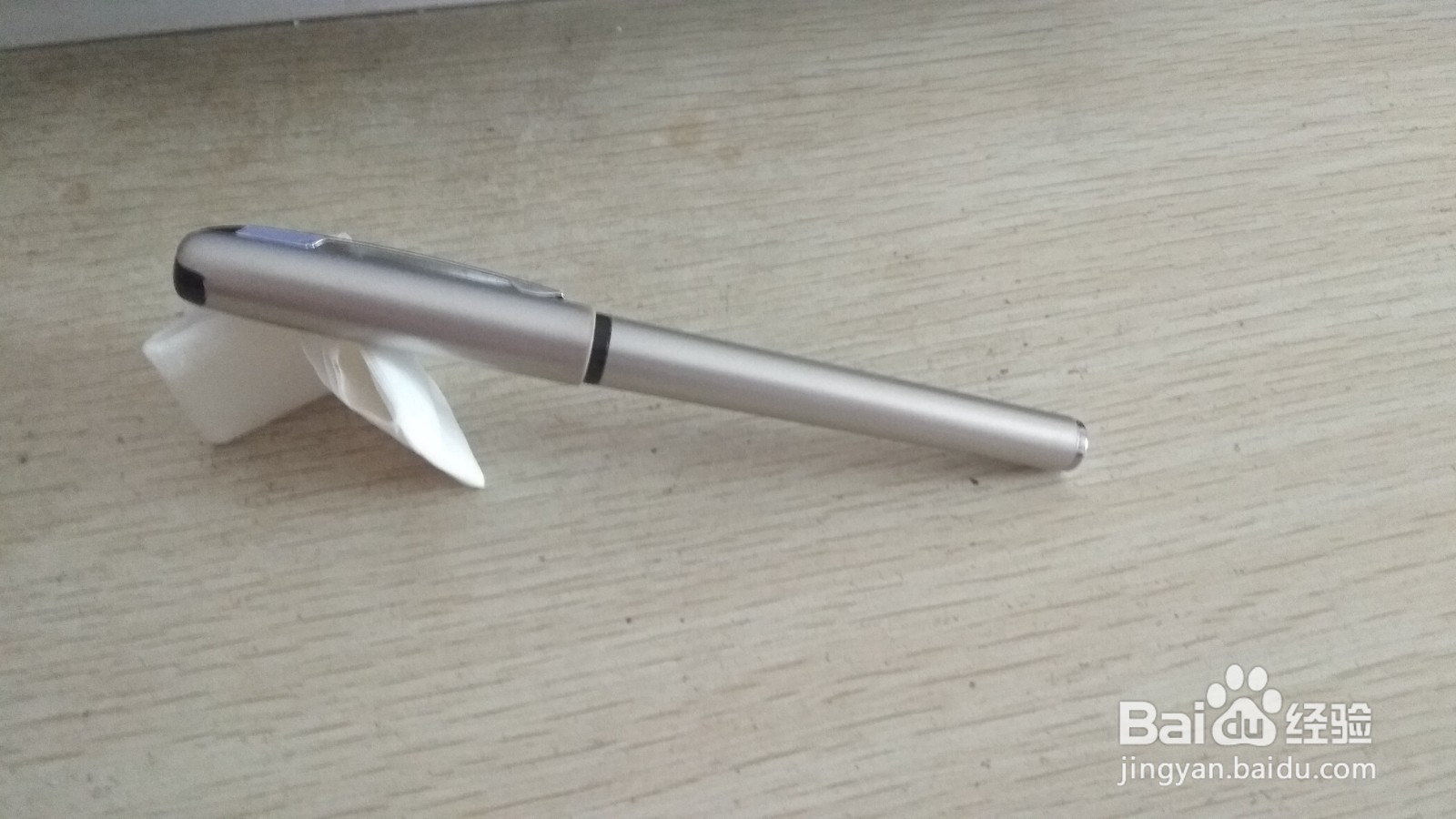 如何用一张长方形手纸做简易的中性笔的支架