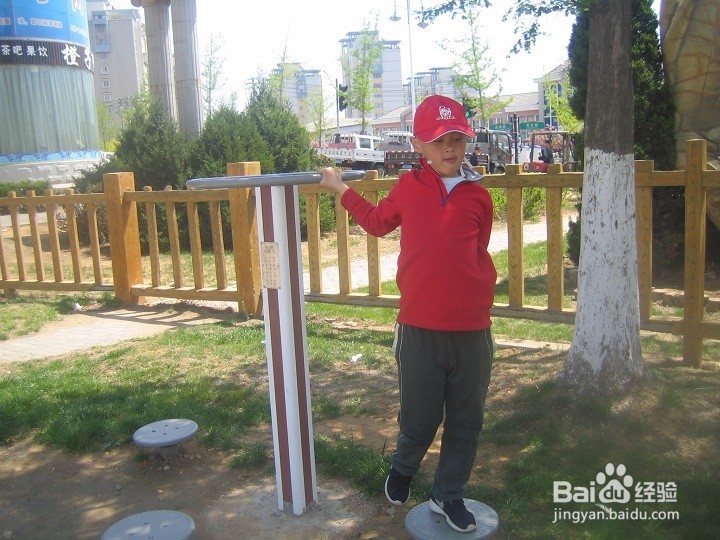 小学的学生休息是怎样玩转盘运动