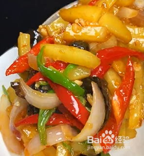 如何自制椒香土豆炒洋葱？