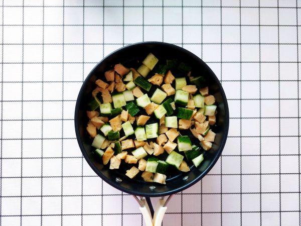 黄瓜炒鸡胸肉丁