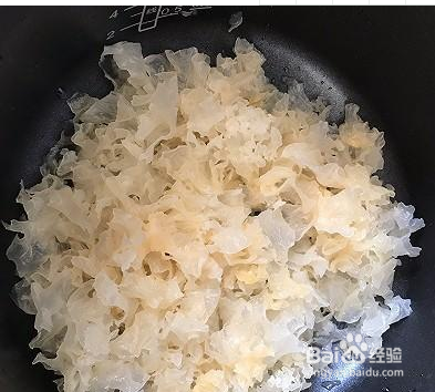 桃胶银耳红枣汤的做法
