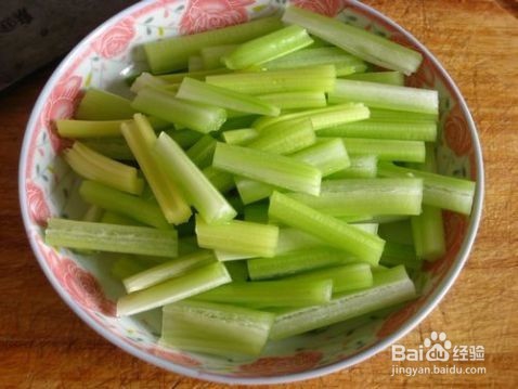 如何做虾米炒西芹