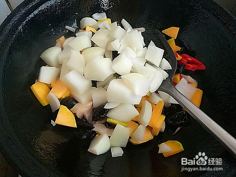 怎么做营养好吃的蘑菇黑木耳嫩南瓜