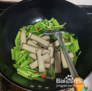 清炒西芹鸡蛋干的做法