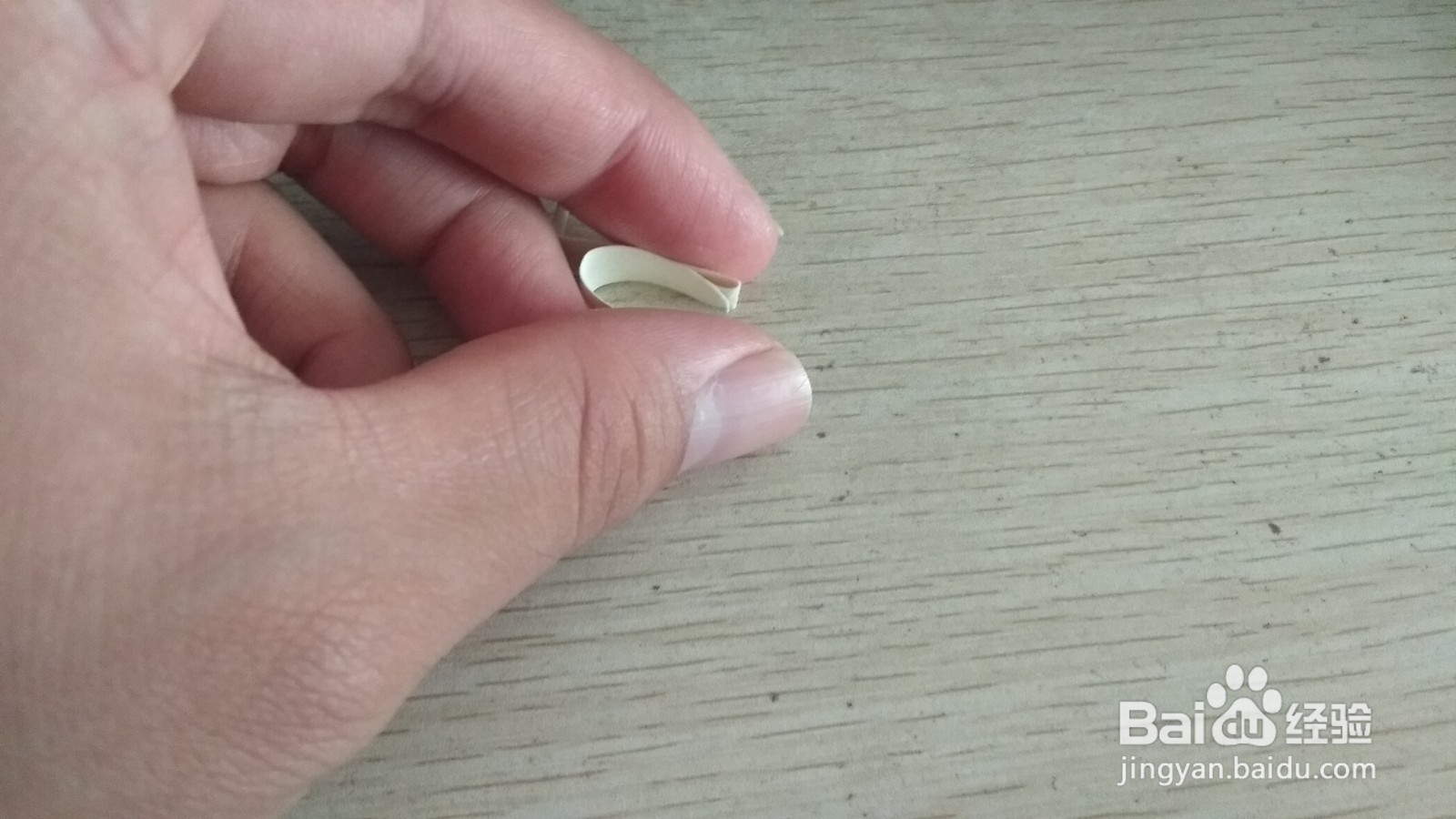 如何用一个细长的素描画纸做手机和中性笔的支架