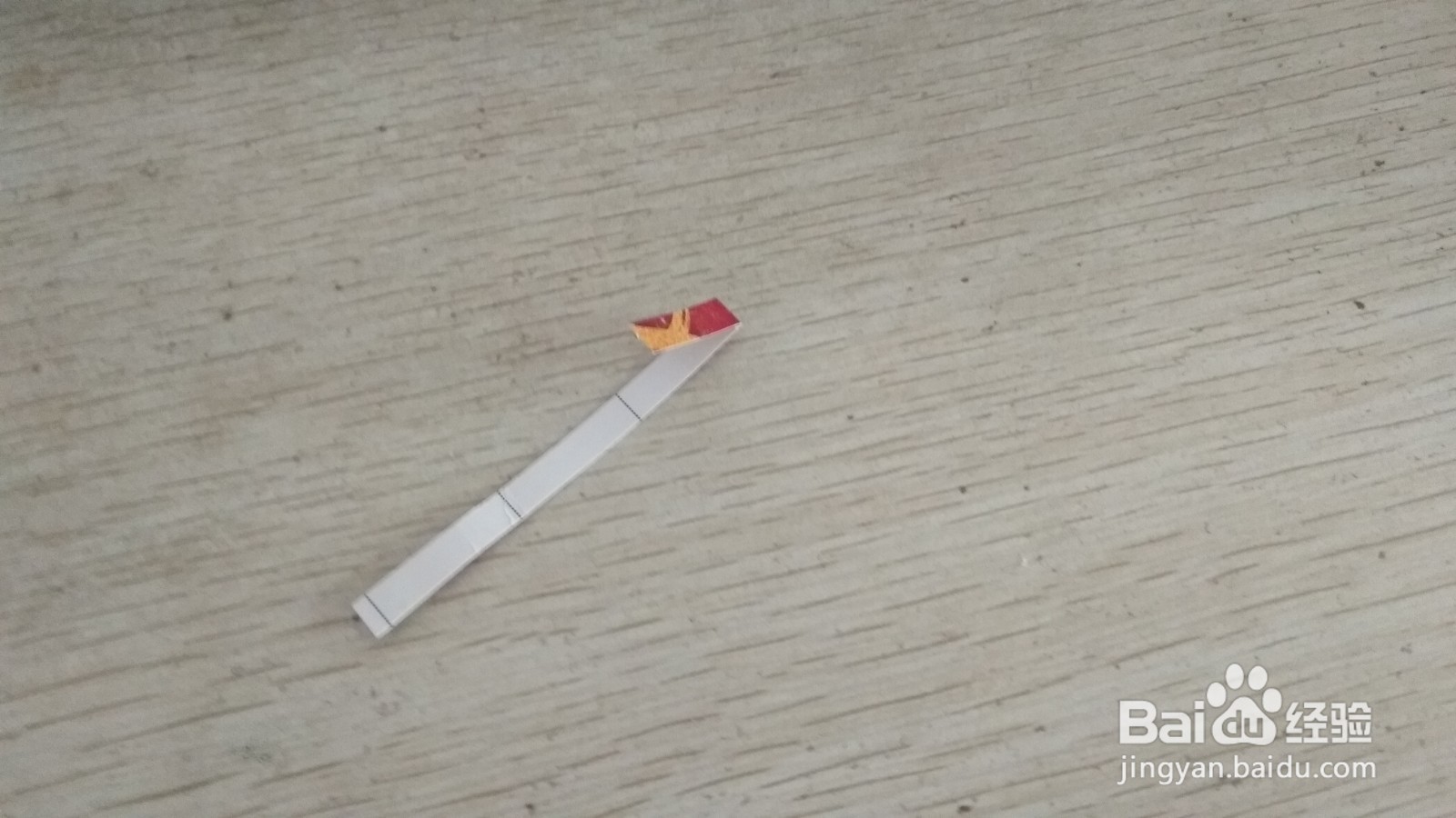 如何用一个细长的硬卡纸做简易的手机的支架