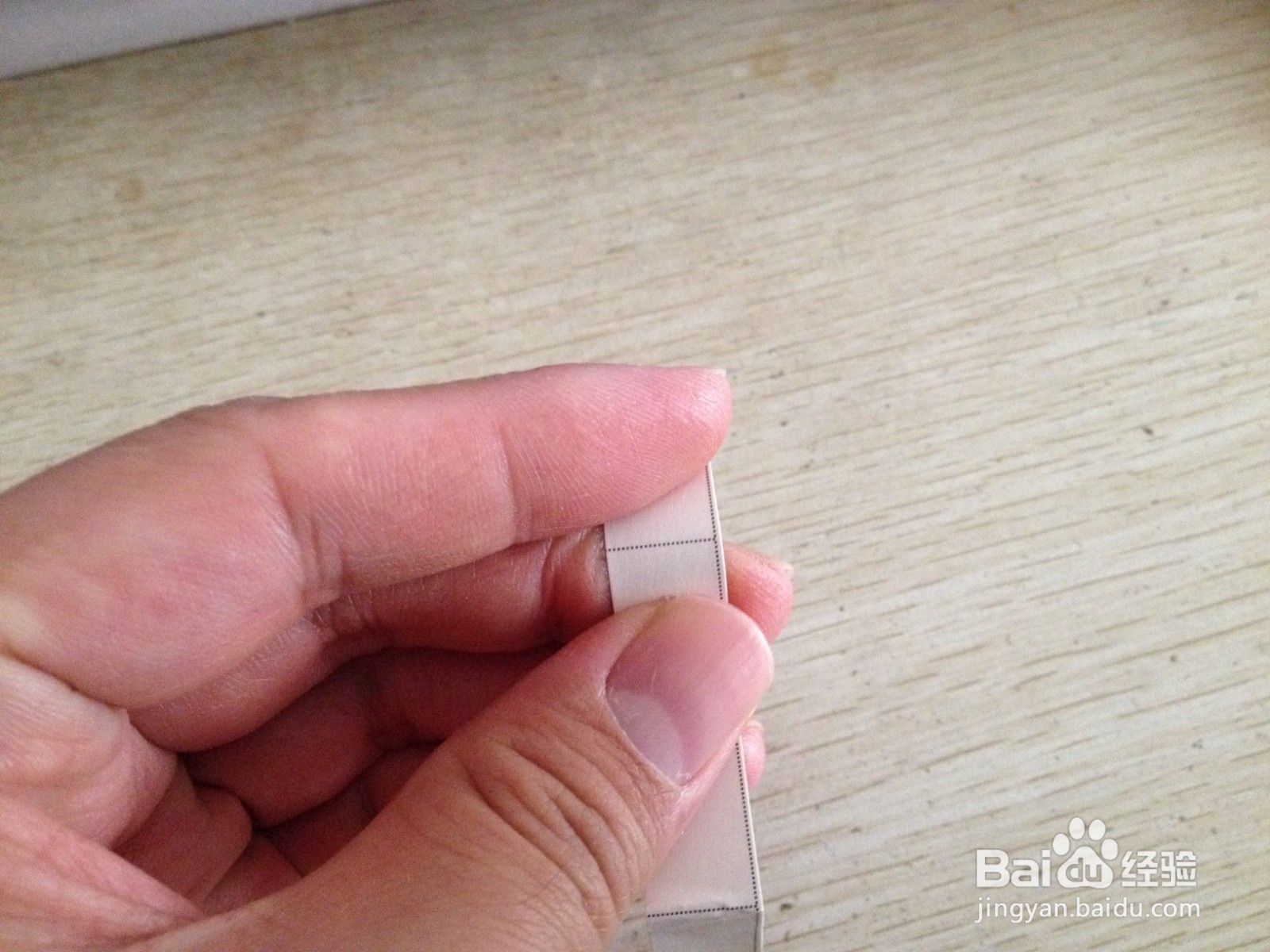 如何用长方形硬卡纸做可以放三个中性笔的支架