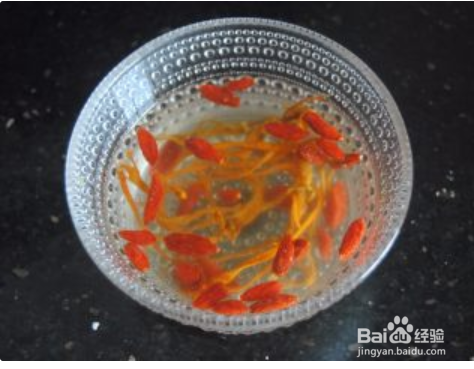 制作莲藕猪蹄汤