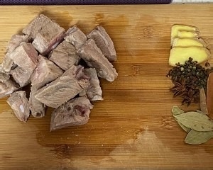 笋干烧排骨的做法