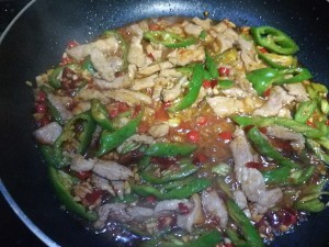 豆瓣酱青椒炒肉的做法