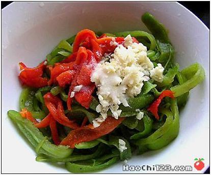 怎样做烧辣椒拌皮蛋凉菜