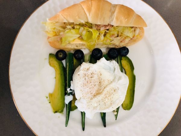 金枪鱼三明治配水波蛋