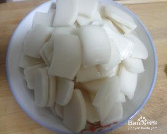 如何用鸡蛋和年糕做出美味的食物?