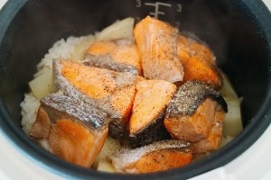 如何做出好吃的三文鱼玉米土豆焖饭