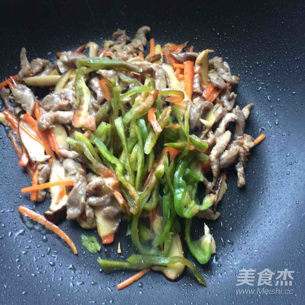青椒香菇炒肉丝