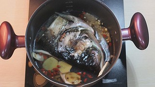 广东老火靓汤-天麻鱼头汤