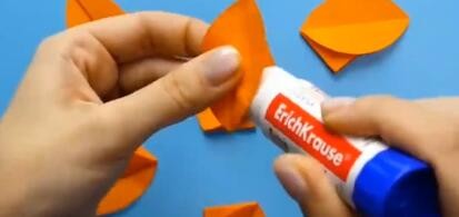 如何用彩纸做出漂亮的纸花