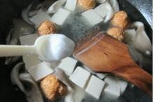 怎么煲出一份美味的黄金鱼蛋平菇豆腐汤 