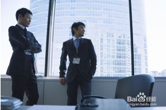 尴尬！第一天上班的菜鸟，撞见上司和女秘书偷情