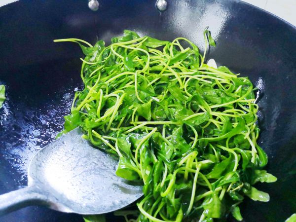 蒜片清炒马兰头