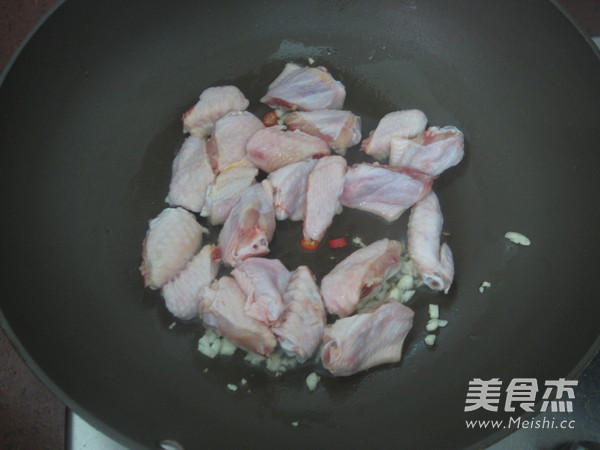 酸菜鸡翅的做法