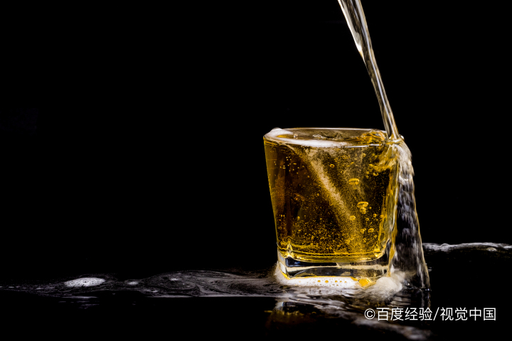 白酒摇晃后酒内很多细小气泡
